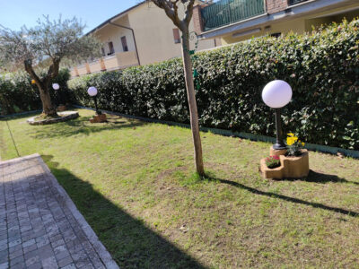 <a href="/prodotti/lampade-da-giardino-e-illuminazione/lampada-da-giardino-con-base-media-in-finta-roccia/">lampada da giardino con base media in finta roccia</a>, col. old stone, con palo e sfera personalizzati cod. 11PLPOSL, località: Pinarella di Cervia (Ravenna) lampada da giardino con base media in finta roccia, col. old stone, con palo e sfera personalizzati cod. 11PLPOSL, località: Pinarella di Cervia (Ravenna)